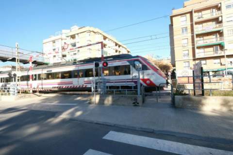 Edificios de viviendas cercanos a las vías del tren en Sant Feliu (Foto: Pepa Álvarez)