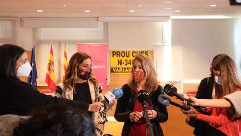 La ministra Sánchez, acompañada de la alcaldesa Eva Martínez, ante los medios de comunicación esta mañana (Fotografía: Mitma)