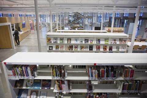 ‘Les calces al sol’ i ‘La península de las casas vacías’, els llibres més demandats a les biblioteques