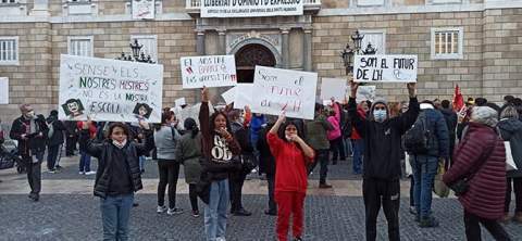 Alumnos del centro durante la concentración, ayer, en la plaza Sant Jaume (Desiree Gilavert)