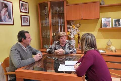 Juan Bergua y Luisa Vera, en su domicilio de Cornellà durante la entrevista concedida a ELFAR.CAT (Fotografía: Cristina Diestro)