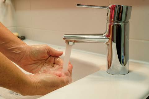 Se recomienda que el consumo de los hogares se sitúe en los 90 litros por habitante y día (Fotografía: Cristina Diestro)