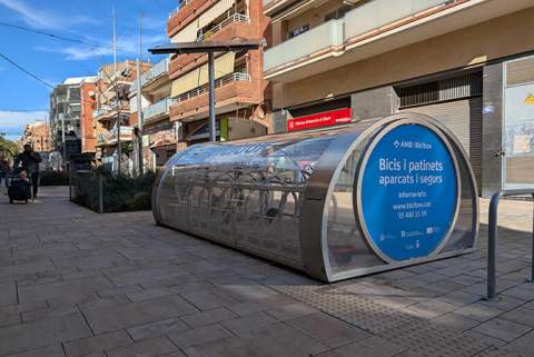 La xarxa d’aparcaments segurs de bicicletes i patinets Bicibox de la ciutat creix en un 60%
