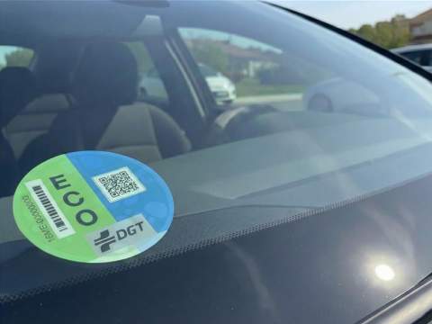 Els vehicles Eco i Zero emissions tindran un descompte del 50 % a la zona blava d'estacionament