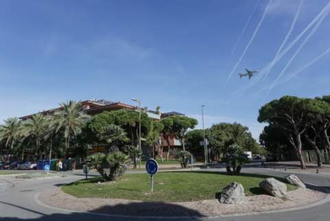 Un avión sobrevolando Gavà Mar (Foto: Cristina Diestro)