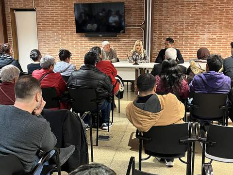 L'alcaldessa d'Esplugues, Pilar Díaz, durant la reunió amb les famílies afectades (Fotografia: Ajuntament)