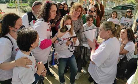 Familias y alumnos de la Acadèmia Cultura escuchan con atención el resultado de las votaciones de la moción presentada ayer en el Parlament, acompañados por la concejal de L'H en Comú Podem, Ana González