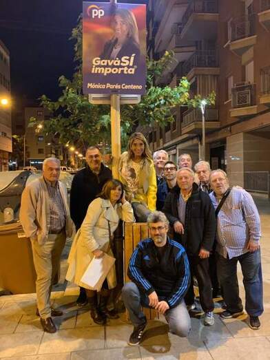 Mónica Parés, alcaldable por el PP en Gavà, junto a su equipo
