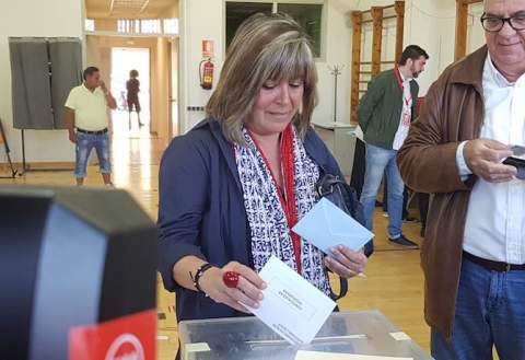 Núria Marín, depositando su voto ayer