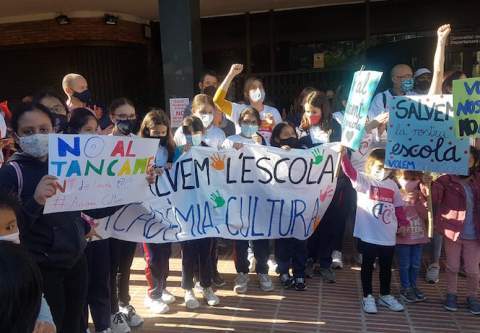 Acte de protesa de la comunitat educativa de l'Acadèmia Cultura, ahir, davant el Departament d'Educació de la Generalitat Acte de protesa de la comunitat educativa de l'Acadèmia Cultura, ahir, davant el Departament d'Educació de la Generalitat