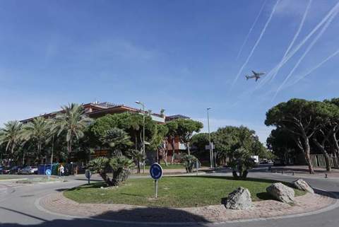 Un avió sobrevolant Gavà Mar (Imatge: Cristina Diestro)