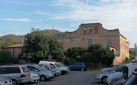 El centre docent s'ubicaria just darrera de la masia de Ca n'Oliveres