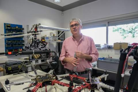 Miguel Valero, en el laboratorio de drones de la EETAC (Foto: Cristina Diestro)