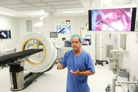 El doctor Álvaro Arcocha explica el funcionamiento de uno de los nuevos quirófanos híbridos (Imagen: Cristina Diestro)