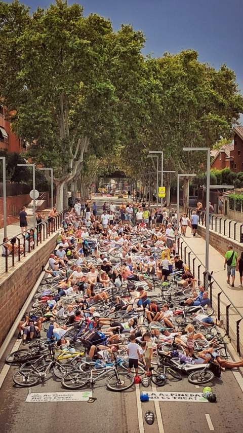 Els manifestants van tallar l'avinguda (Fotografia: @salvemavpineda)