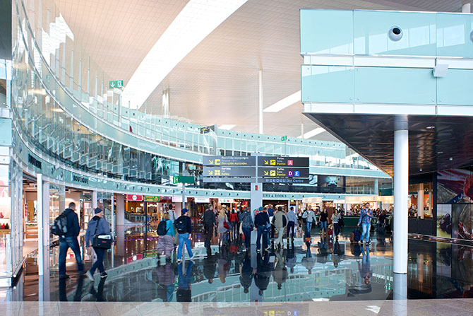 L'aeroport del Prat supera els 5,6 milions de passatgers a l'agost, un rècord històric