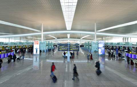 L'aeroport del Prat supera els 5,6 milions de passatgers a l'agost