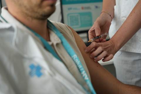 Viladecans torna a ser l’hospital català amb més professionals vacunats contra la grip