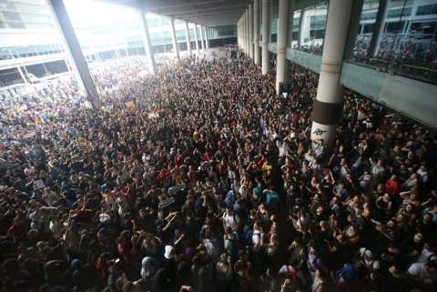 Miles de personas se concentran en la Terminal 1 del aeropuerto (Imagen: Tsunami Democràtic)