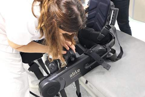 Els hospitals Sant Joan de Déu i Bellvitge incorporen exoesquelets per millorar la rehabilitació de persones amb malalties neuromusculars