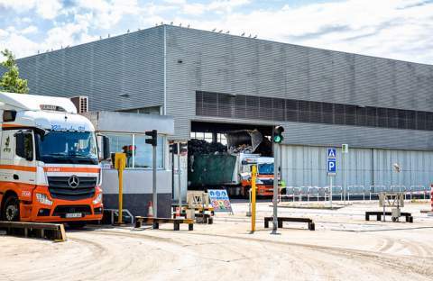 Actual planta de transferència de residus a Viladecans (Fotografia: AMB)