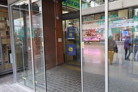 La instal·lació de doble porta permetrà millorar l'aïllament tèrmic dels mercats (Fotografia: Diputació de Barcelona)