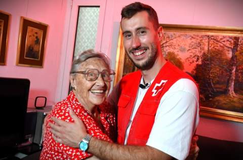 Creu Roja i Diputació impulsen entre els joves el voluntariat amb persones grans