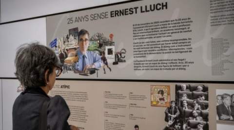 TMB recorda la figura d’Ernest Lluch amb una exposició fotogràfica al metro