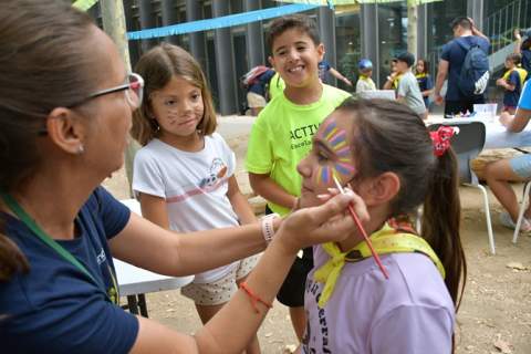 Infants i joves alcen la veu per reclamar el dret universal a viure en un món en pau