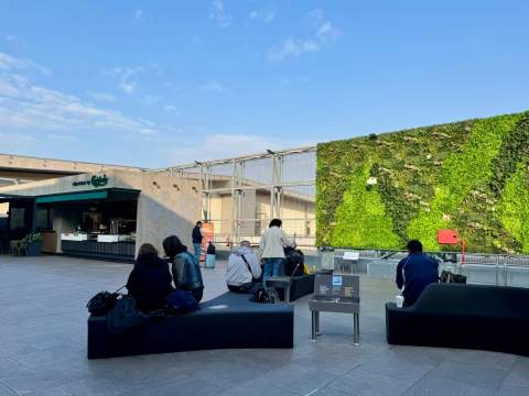 L'aeroport del Prat instal·la jardins verticals a la Terminal T2