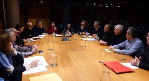 Las alcaldesas Sánchez y Miranda, durante el encuentro con las plataformas vecinales (Fotografía: Ayuntamiento de Gavà)