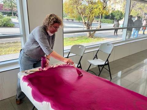 L'hospital de Sant Boi converteix el seu vestíbul en un gran taller artístic