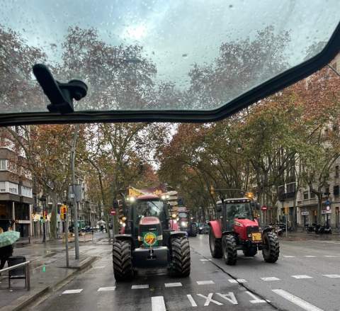 Una trentena de tractors es mobilitzen en contra de l’ampliació de la ZEPA al Parc Agrari